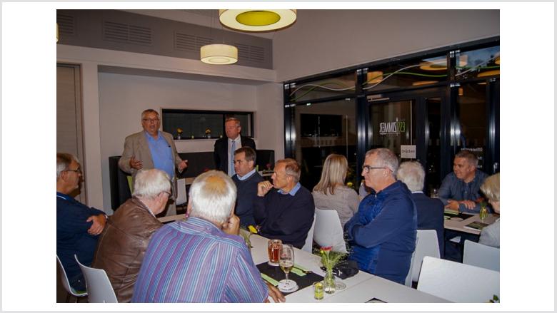 Norbert Brackmann am gläsernen Tisch